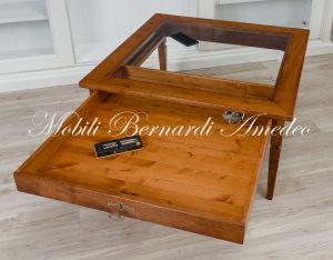 Tavolo bacheca da soggiorno in legno massiccio con cassetto