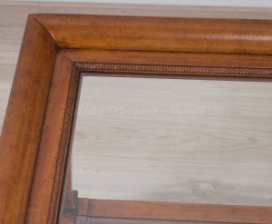 Tavolino da salotto classico con struttura in legno e ripiani in vetro