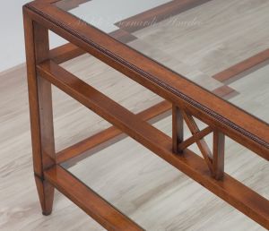 Tavolino quadrato da salotto - dettaglio della struttura in legno e del vetro