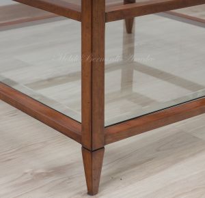 Tavolino quadrato da salotto - dettaglio della struttura in legno e del vetro