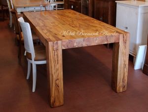 Tavolo in stile moderno costruito in legno massello di ulivo