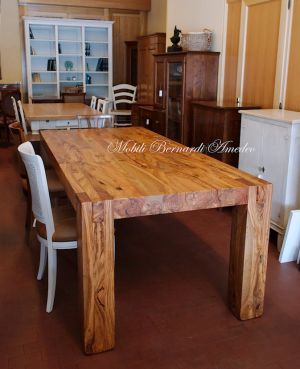 Tavolo in stile moderno costruito in legno massello di ulivo