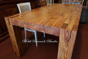 Tavolo in stile moderno costruito in legno massello di ulivo