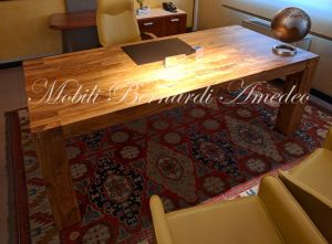 Tavolo scrittoio costruito artigianalmente in legno massiccio di ulivo stile moderno