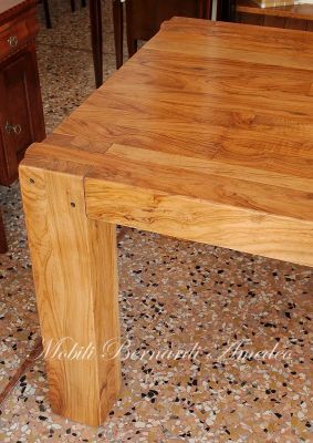 Tavolo in stile moderno costruito in legno massello di ulivo