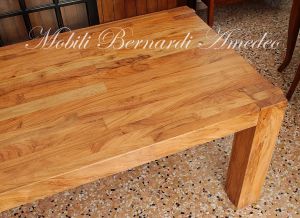 Tavolo in stile moderno costruito in legno massello di ulivo