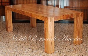 Tavolo in stile moderno costruito in legno massello di ulivo