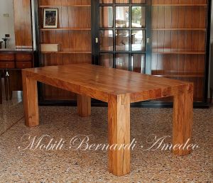 Tavolo in stile moderno costruito in legno massello di ulivo
