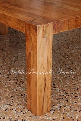 Tavolo in stile moderno costruito in legno massello di ulivo