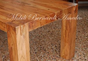Tavolo in stile moderno costruito in legno massello di ulivo