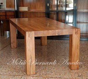 Tavolo in stile moderno costruito in legno massello di ulivo