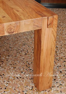 Tavolo in stile moderno costruito in legno massello di ulivo