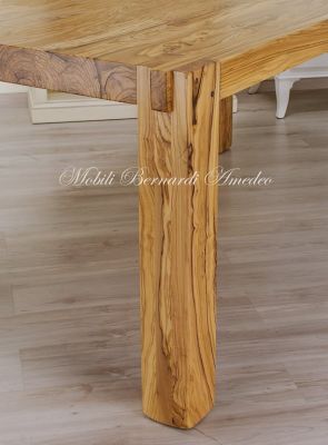 Tavolo stile moderno in legno massello di ulivo