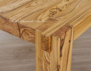 Tavolo stile moderno in legno massello di ulivo