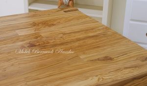 Tavolo stile moderno in legno massello di ulivo