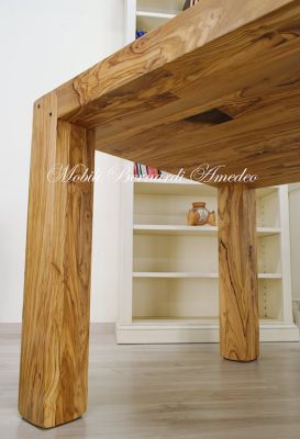 Tavolo stile moderno in legno massello di ulivo