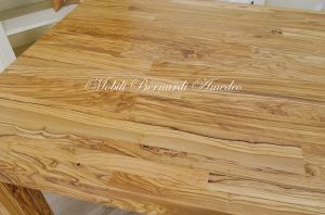 Tavolo stile moderno in legno massello di ulivo