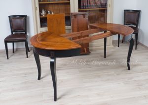 Tavolo rotondo stile classico in legno con prolunghe centrali aggiuntive