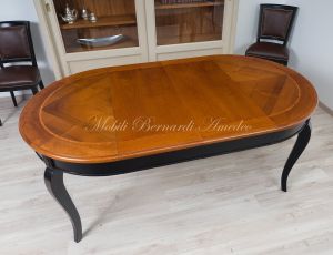 Tavolo rotondo stile classico in legno con prolunghe centrali aggiuntive