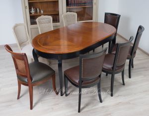 Tavolo rotondo stile classico finitura bicolore nero e noce con sedie classiche imbottite e rivestite in pelle