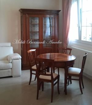 Tavolo rotondo classico con sedie e mobili in stile