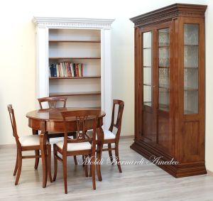 Tavolo rotondo classico con sedie e mobili in stile
