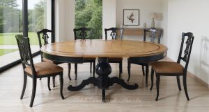 Tavolo rotondo classico con sedie abbinate inseriti in ambiente moderno con ampie vetrate - elaborazione grafica