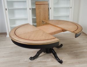 Tavolo rotondo allungabile stile classico con gamba centrale nera e piano in rovere piallato anticato