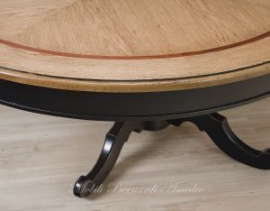 Tavolo rotondo con piano in rovere chiaro piallato anticato e intarsio in legno scuro