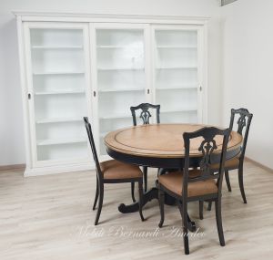 Tavolo rotondo allungabile in legno finitura nero e rovere chiaro con sedie classiche imbottite