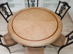 Tavolo rotondo allungabile in legno finitura nero e rovere chiaro con sedie classiche imbottite