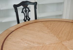 Tavolo rotondo allungabile in legno finitura nero e rovere chiaro con sedie classiche imbottite