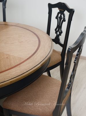 Tavolo rotondo allungabile in legno finitura nero e rovere chiaro con sedie classiche imbottite