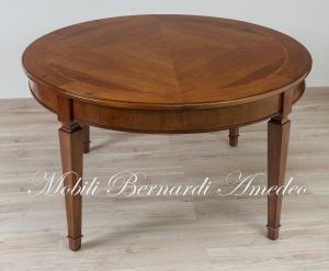 Tavolo rotondo classico realizzato in legno di noce con prolunghe aggiuntive e gambe stile Luigi XVI