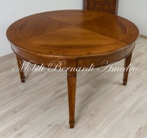 Tavolo rotondo classico realizzato in legno di noce con prolunghe aggiuntive e gambe stile Luigi XVI