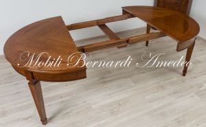 Tavolo rotondo classico realizzato in legno di noce con prolunghe aggiuntive e gambe stile Luigi XVI