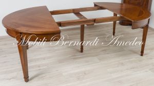 Tavolo rotondo classico realizzato in legno di noce con prolunghe aggiuntive e gambe stile Luigi XVI