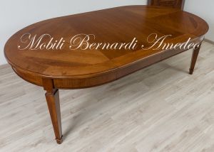 Tavolo rotondo classico realizzato in legno di noce con prolunghe aggiuntive e gambe stile Luigi XVI