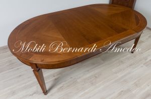 Tavolo rotondo classico realizzato in legno di noce con prolunghe aggiuntive e gambe stile Luigi XVI