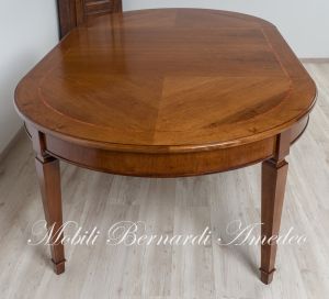 Tavolo rotondo classico realizzato in legno di noce con prolunghe aggiuntive e gambe stile Luigi XVI