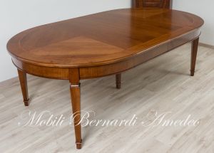 Tavolo rotondo classico realizzato in legno di noce con prolunghe aggiuntive e gambe stile Luigi XVI