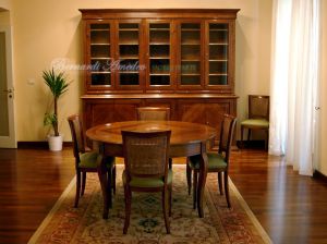 Tavolo classico rotondo diametro 140 cm con libreria sullo sfondo
