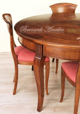 Tavolo classico rotondo diametro 140 cm in legno di noce con prolunghe