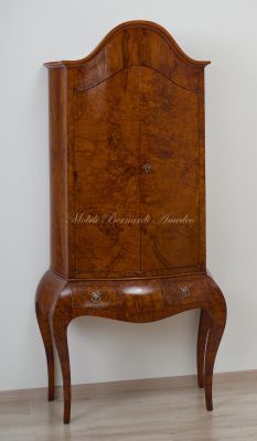 Reproduction in 18th century style of a trumoncino - 2-body piece of furniture veneered in chestnut briar