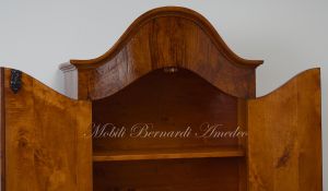 Reproduction in 18th century style of a trumoncino - 2-body piece of furniture veneered in chestnut briar