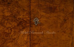 Reproduction in 18th century style of a trumoncino - 2-body piece of furniture veneered in chestnut briar