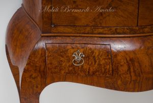 Reproduction in 18th century style of a trumoncino - 2-body piece of furniture veneered in chestnut briar