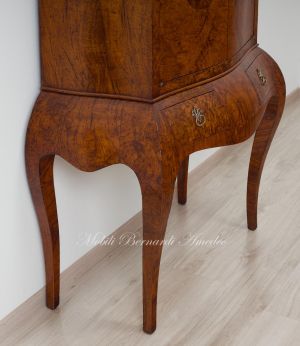 Reproduction in 18th century style of a trumoncino - 2-body piece of furniture veneered in chestnut briar