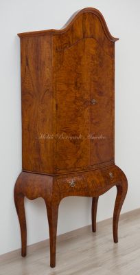 Reproduction in 18th century style of a trumoncino - 2-body piece of furniture veneered in chestnut briar