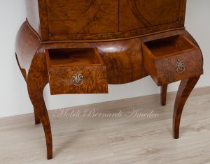 Reproduction in 18th century style of a trumoncino - 2-body piece of furniture veneered in chestnut briar